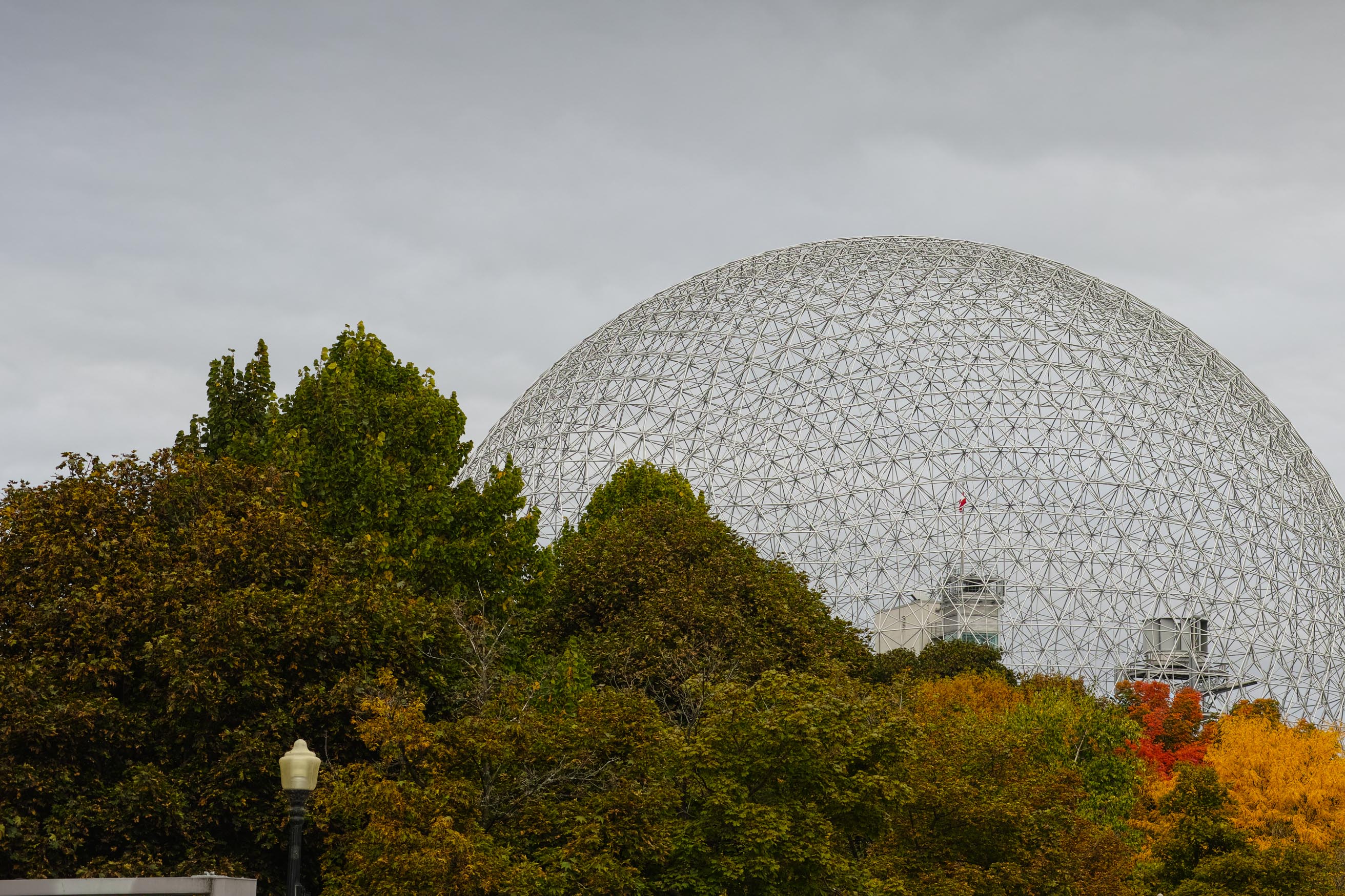 Le dôme géodésique se trouve dans le parc Jean-Drapeau sur l'île Sainte-Hélène et est visible de loin en raison de sa hauteur de 62 mètres. 