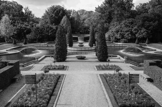 Rosarium mit umgebenden Berceau (Laubengang). / Der Schlossgarten von Arcen