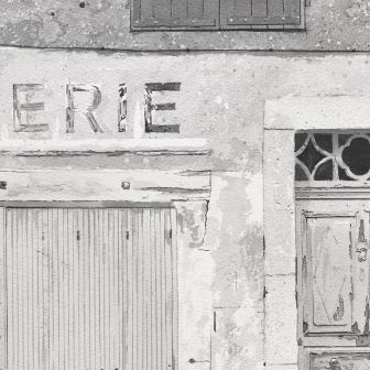 Bildausschnitt: Verblichene aufgemalte Buchstaben und früher einmal prachtvolle Hauseingänge aus dem Bild Die geschlossene Épicerie in der Avenue du Puy in Pradelles