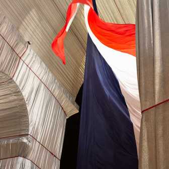 Freiheit, Gleichheit, Brüderlichkeit - Christo und Jeanne Claude verpacken den Arc de Triomphe in Paris. Das Symbol von Nationalismus und Militarismus verschwindet hinter einer silbrig blauen, glänzenden und reflektierenden Hülle - und die Werte von Freiheit, Gleichheit und Brüderlichkeit treten stärker hervor.