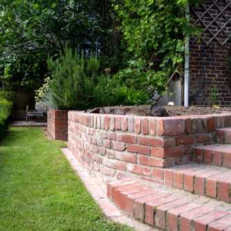 Die letzte Gartenmauer - Bei diesem letzten Projekt im Garten haben wir endlich die Lücke zwischen der Mauer des Kräuterbeetes und der Treppe geschlossen.