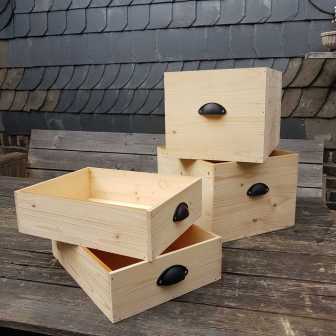 Holz statt Plastik - Einfache genagelte und verleimte Holzkisten aus alten Regalbrettern.