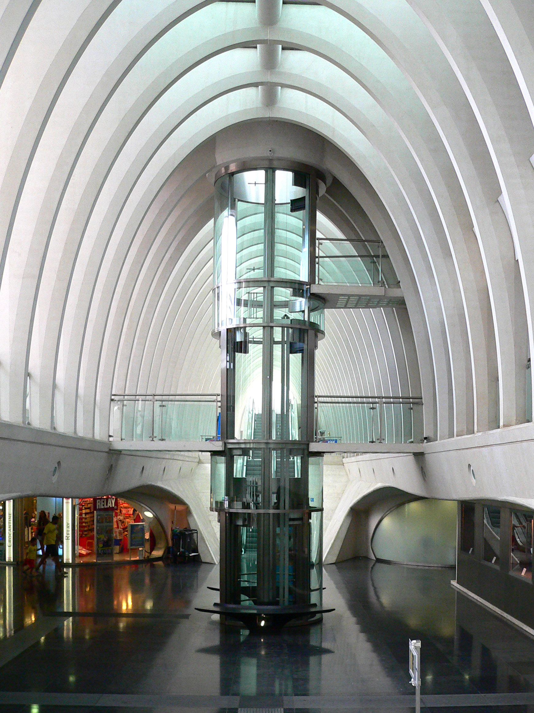 Zugleich futuristisch als auch modern und hell ist die Bahnhofspassage gestaltet. 