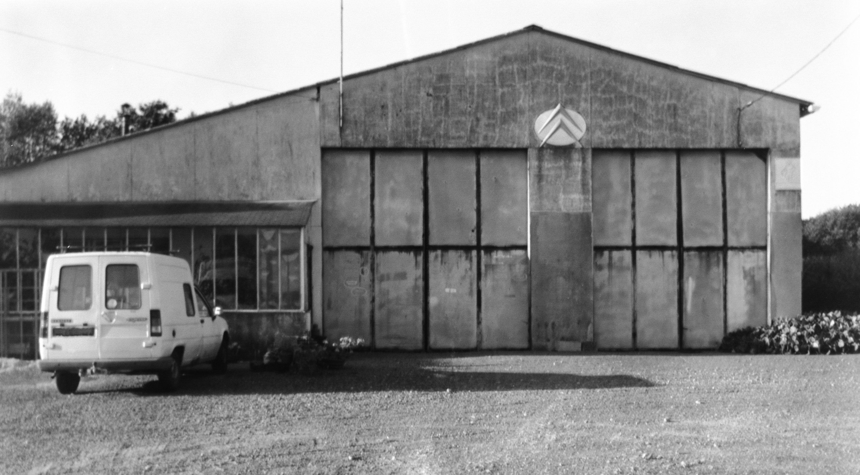 Eine alte Autowerkstatt in der Bretagne. Kamera Lomo Bel Air