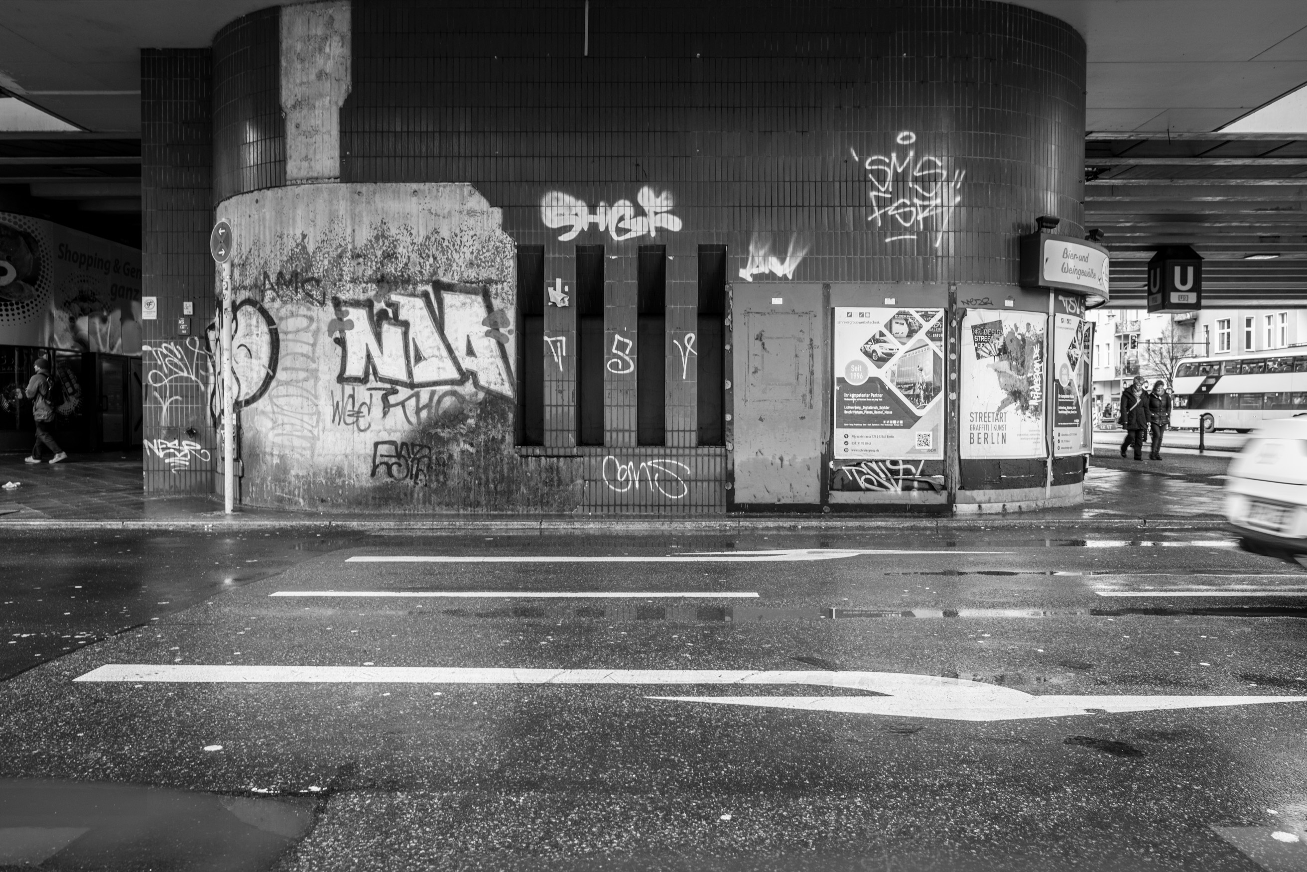 Graffitis, mangelnde Pflege und eine gewisse berlinerische Siffigkeit lassen schwer erkennen, das von der U-Bahn bis zur Turmspitze alles einem architektonischen Plan unterlag.