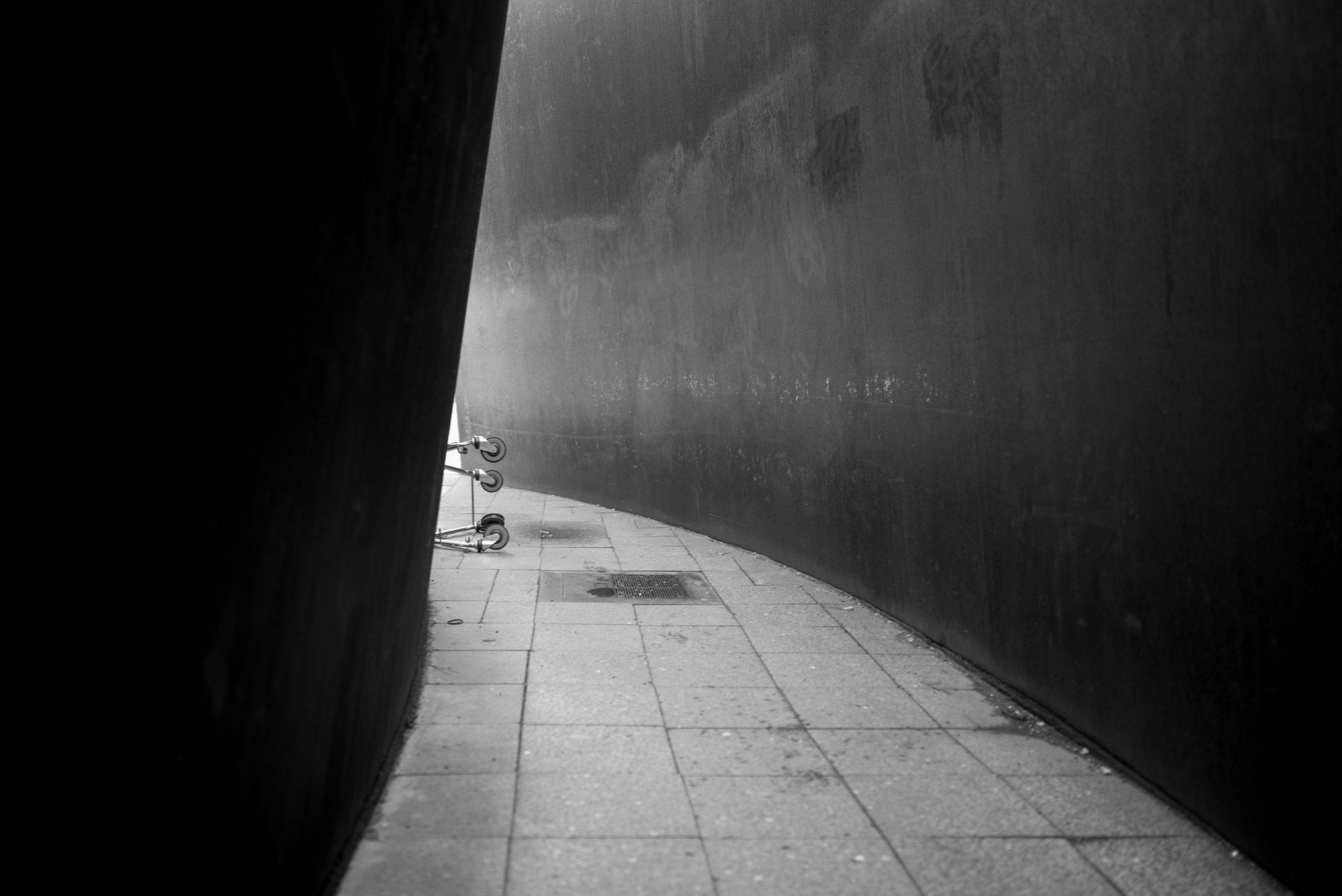 Ein Wagen ist im Durchgang durch Richard Serras Skulptur an der Philharmonie in Berlin liegengeblieben.