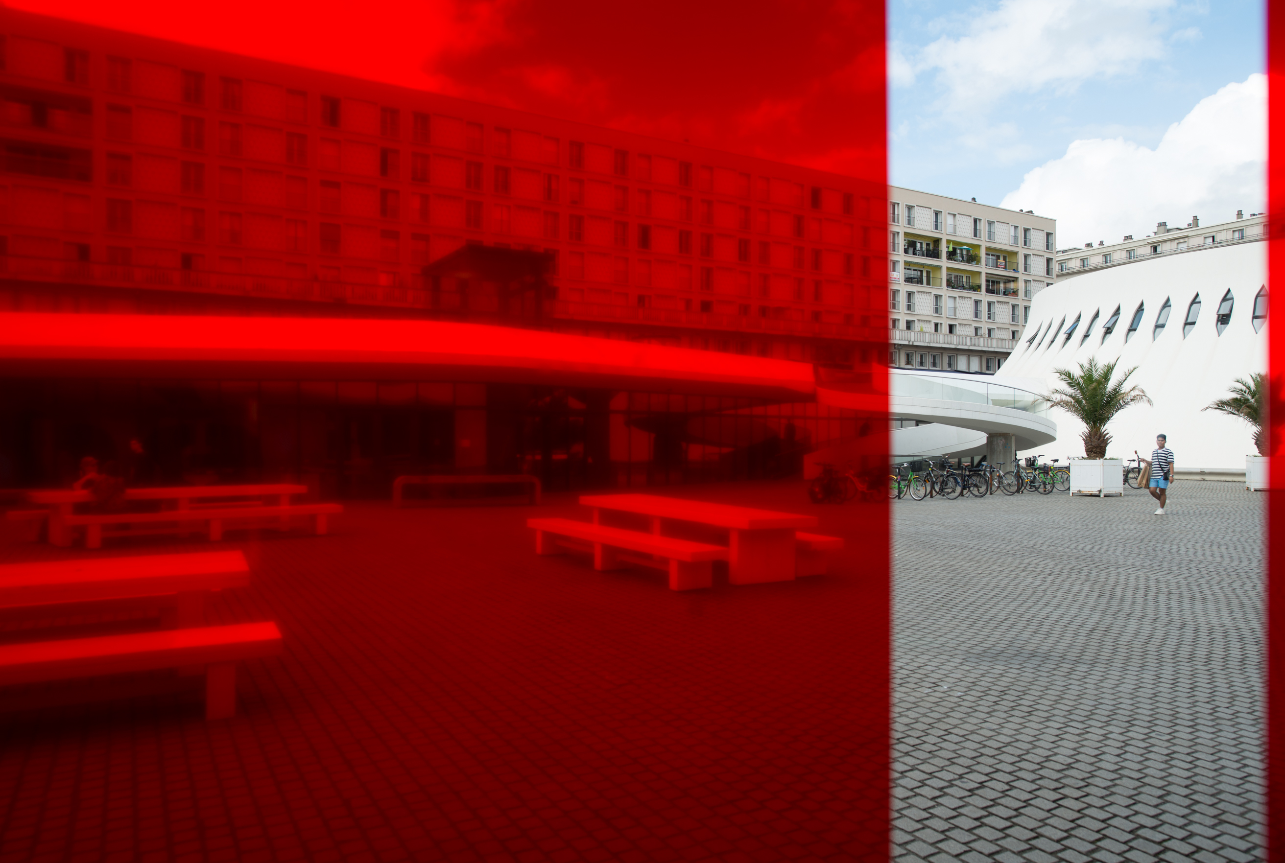 Die farbige Folie ermöglicht interessante Perspektiven auf den Place Oscar Niemeyer