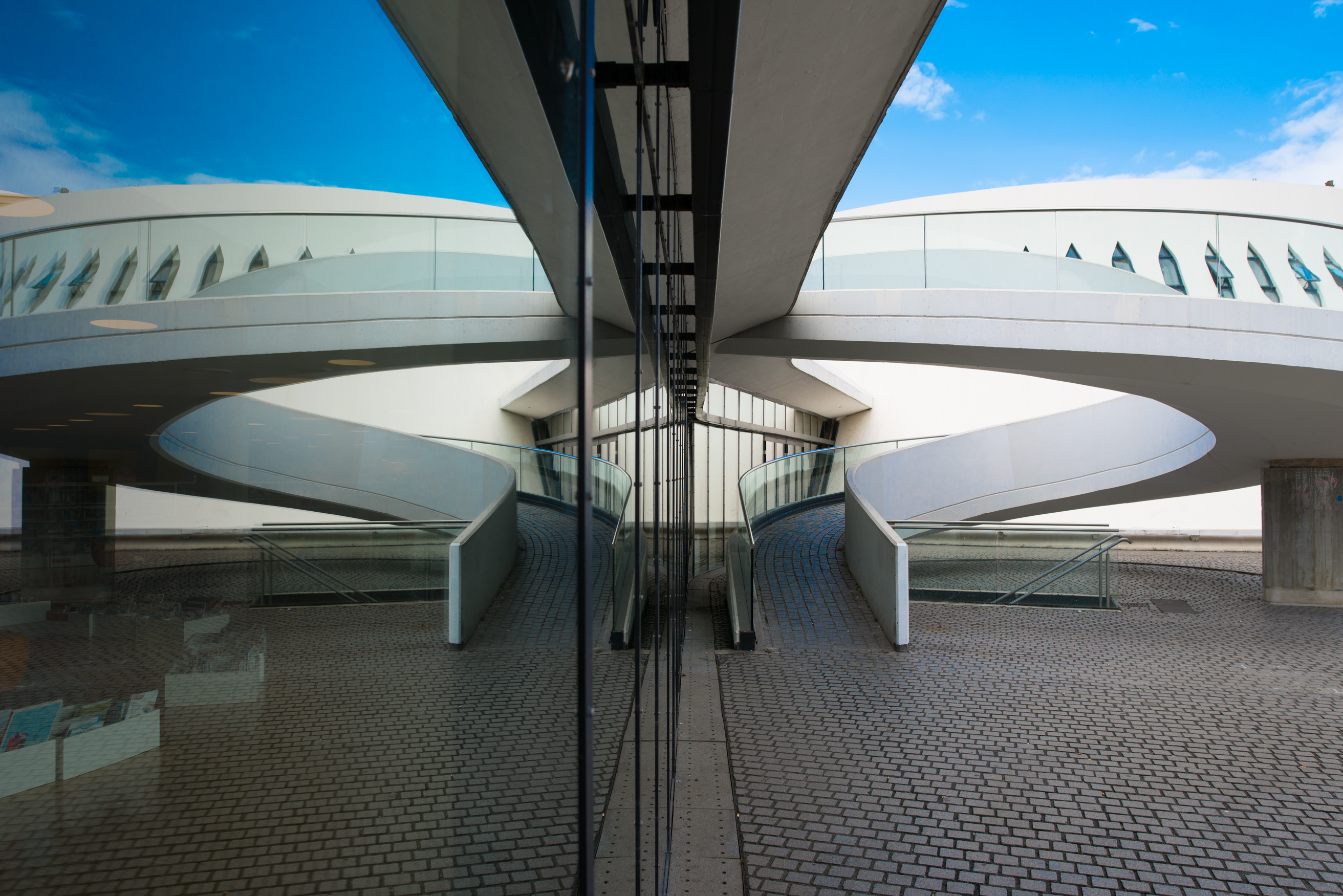 Spiegelsymmetrie am Place Oscar Niemeyer - die Treppe führt zur nahe gelegenen Fußgängerzone